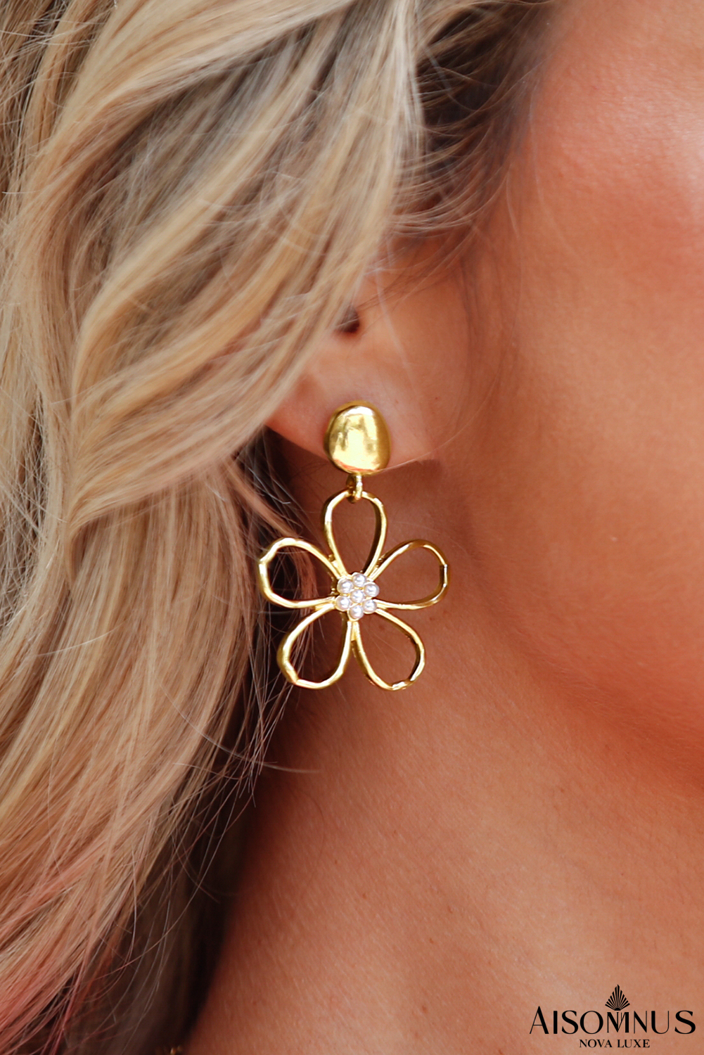 Gold Vintage Cut Out Flower Pearl Decor Stud Earrings