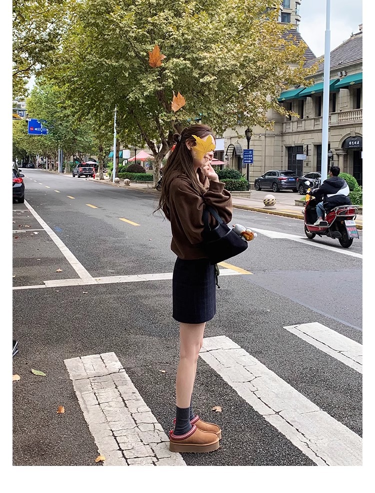 Supermodel celebrities wear the same low cut ethnic wind and snow boots for women, with one foot on plush shoes and thick soled cotton slippers for autumn and winter