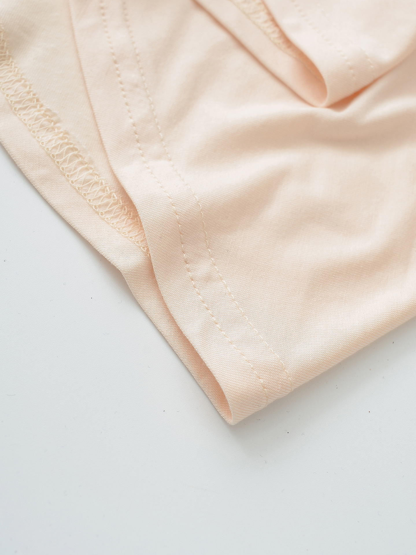V-neck ribbon pleated slim fit short sleeved T-shirt
