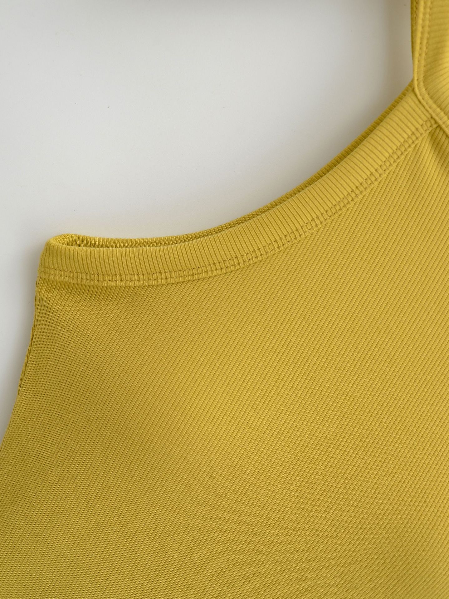 Hanging neck short sports vest