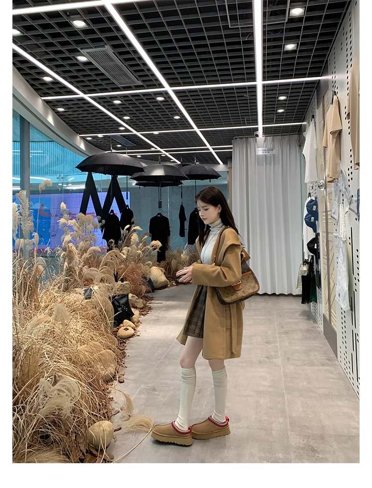 Supermodel celebrities wear the same low cut ethnic wind and snow boots for women, with one foot on plush shoes and thick soled cotton slippers for autumn and winter