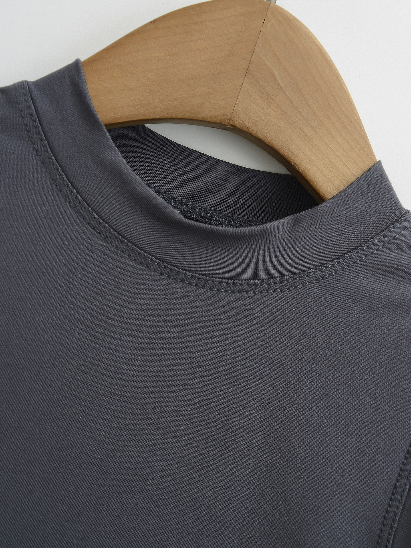Elastic Fitted Body-Shaping Camisole with Round Neck and Sleeveless Design