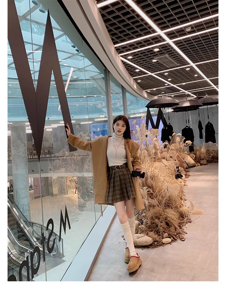 Supermodel celebrities wear the same low cut ethnic wind and snow boots for women, with one foot on plush shoes and thick soled cotton slippers for autumn and winter