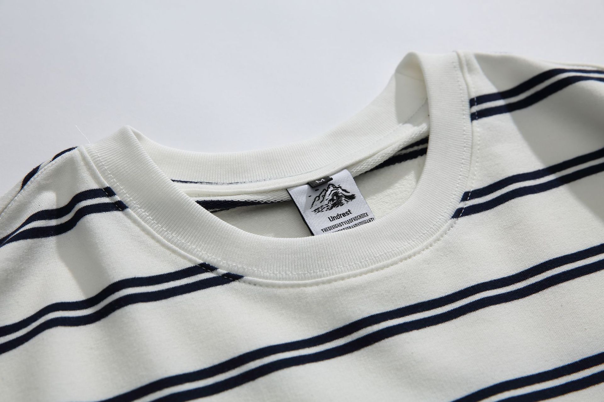 Color blocking striped round neck short sleeved casual T-shirt for men and women