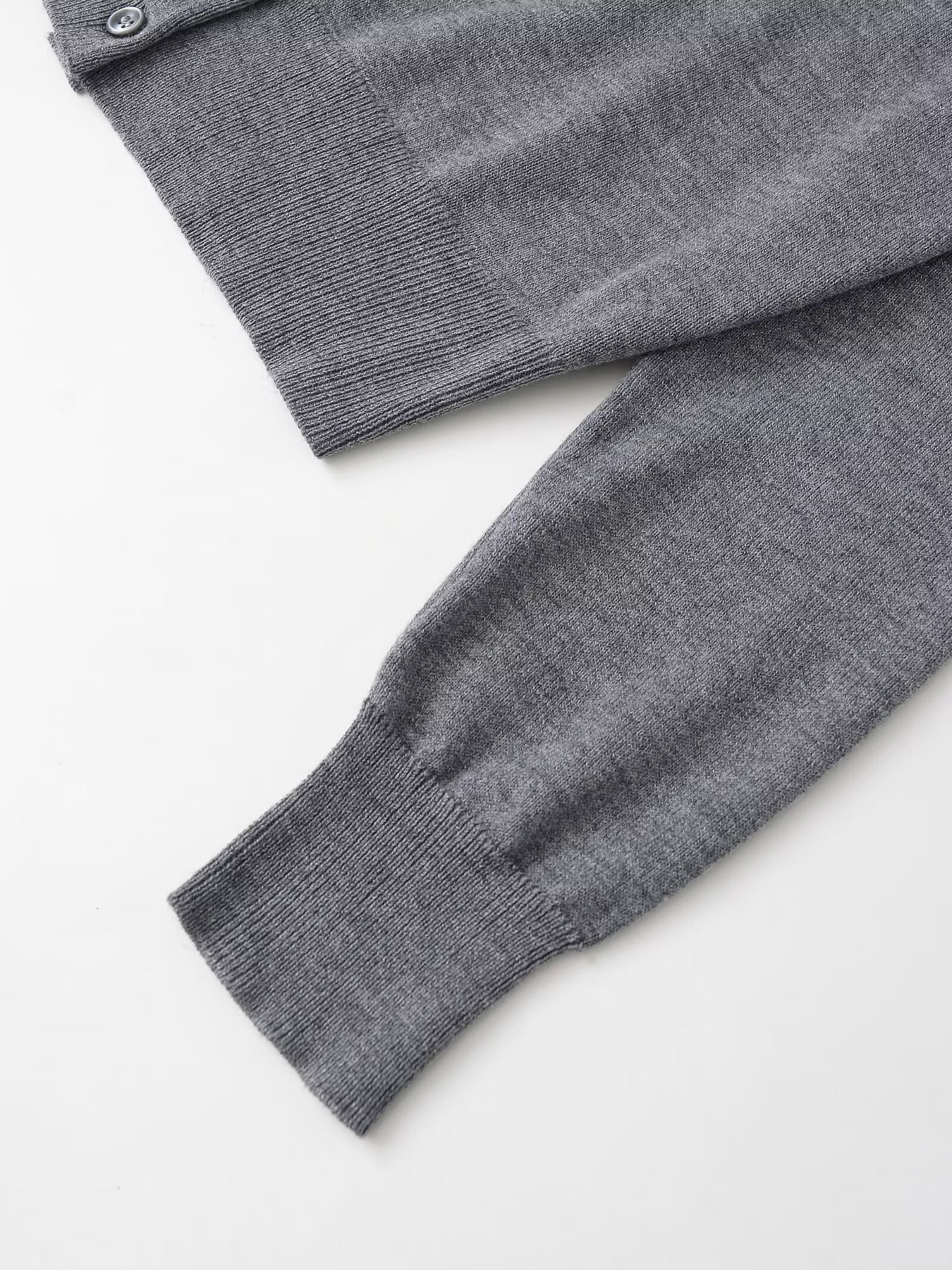 Solid color round neck flat needle jacket