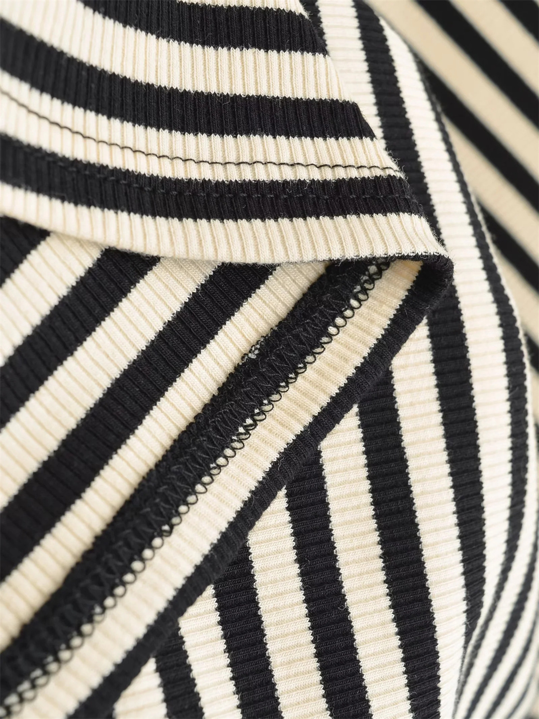 Flirty Boxy Neckline Arm-Length Striped Body