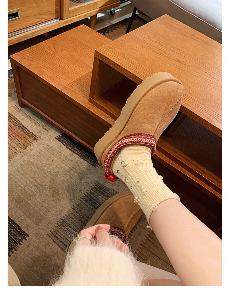 Supermodel celebrities wear the same low cut ethnic wind and snow boots for women, with one foot on plush shoes and thick soled cotton slippers for autumn and winter