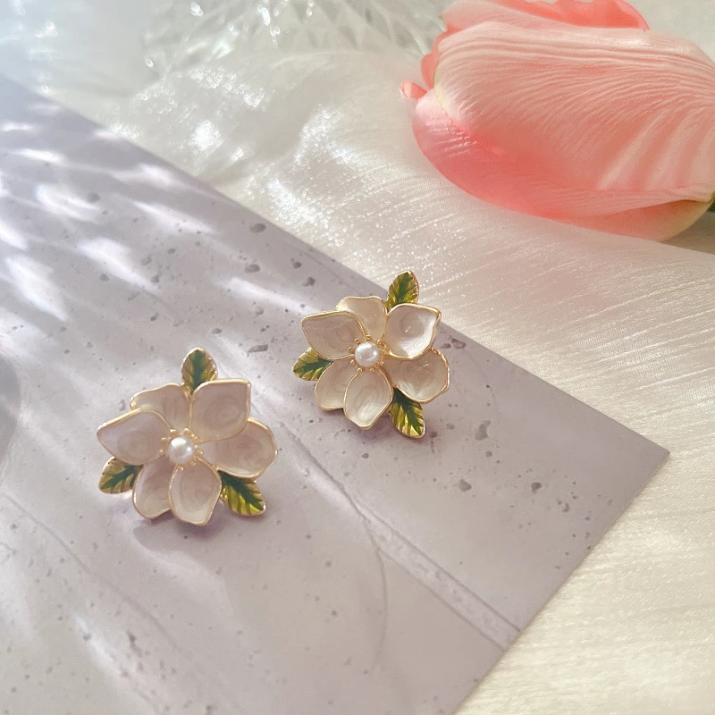 Vintage Imitation Pearl Delicate Painted Flower Alloy Stud Earrings Elegant Office Earring for Women Jewelry