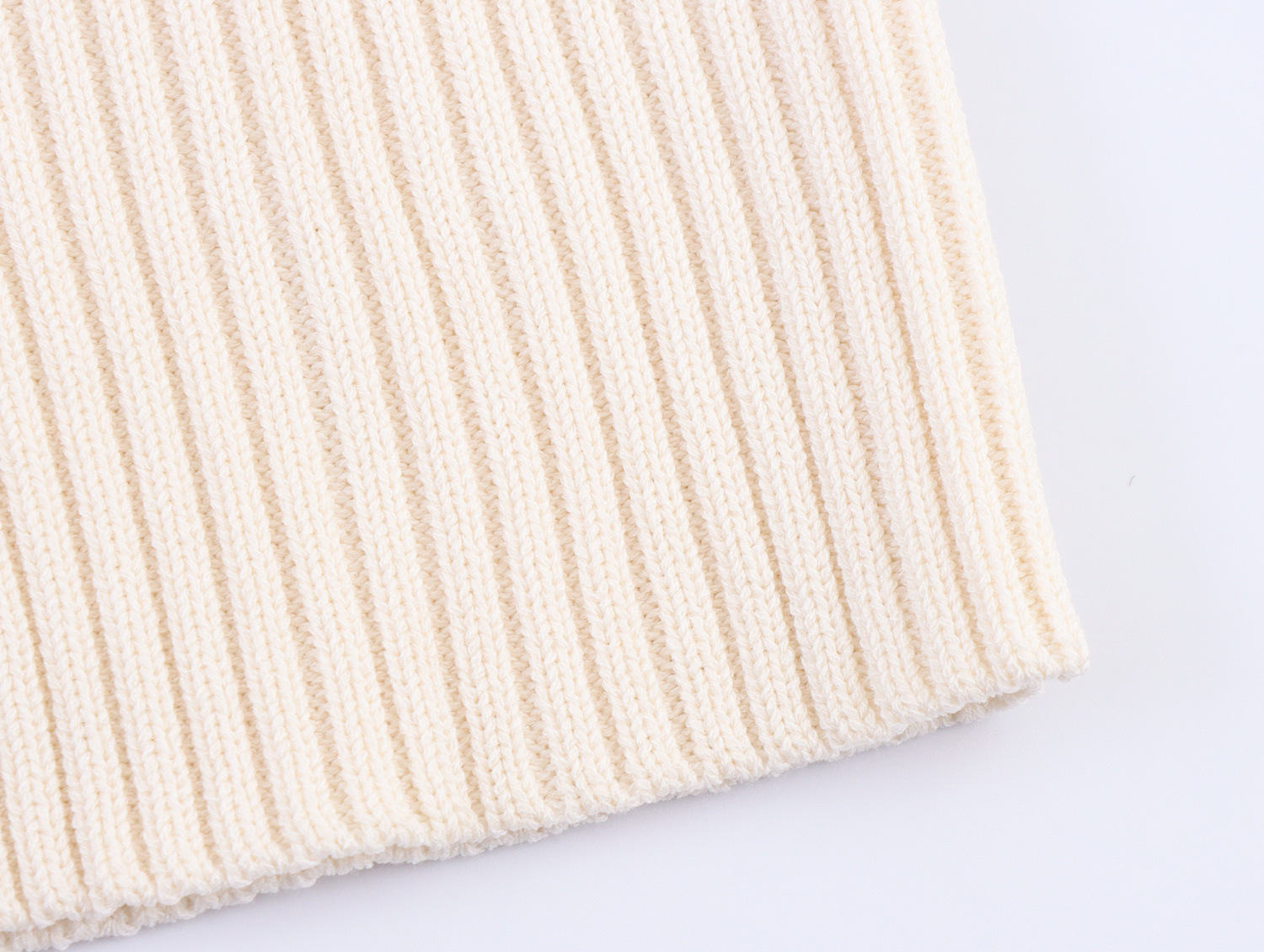 V-neck sleeveless single breasted sweater with belt and knitted top for women