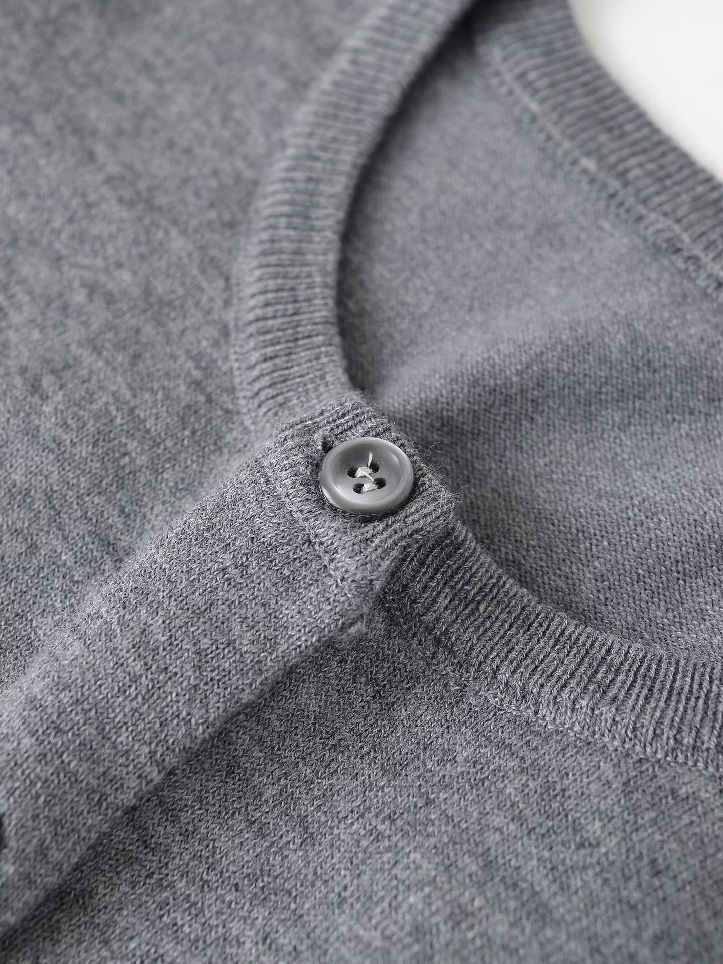 Solid color round neck flat needle jacket
