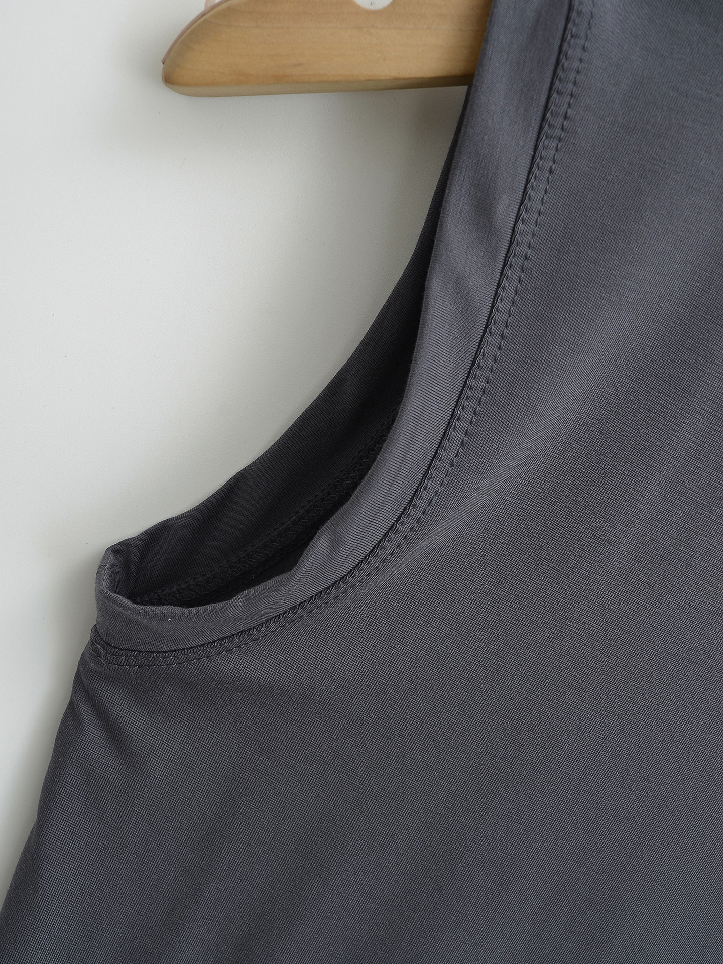 Elastic Fitted Body-Shaping Camisole with Round Neck and Sleeveless Design