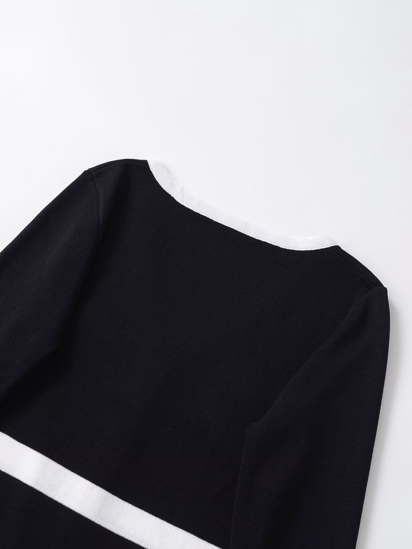 V-neck long sleeved soft contrasting cardigan