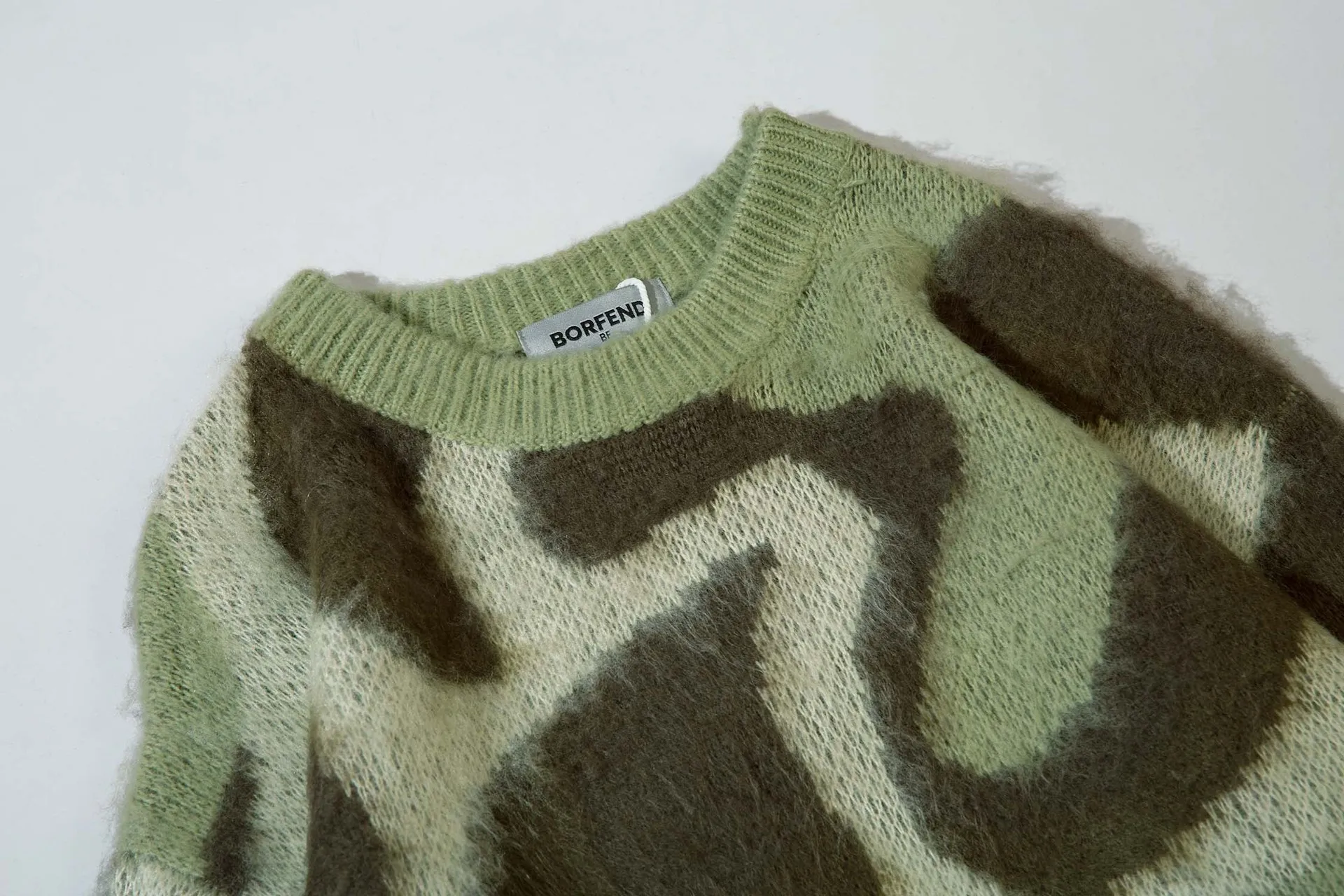 Men's Relaxed Fit Colorblock Crew Neck Sweater