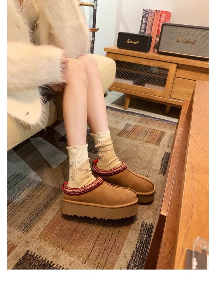 Supermodel celebrities wear the same low cut ethnic wind and snow boots for women, with one foot on plush shoes and thick soled cotton slippers for autumn and winter