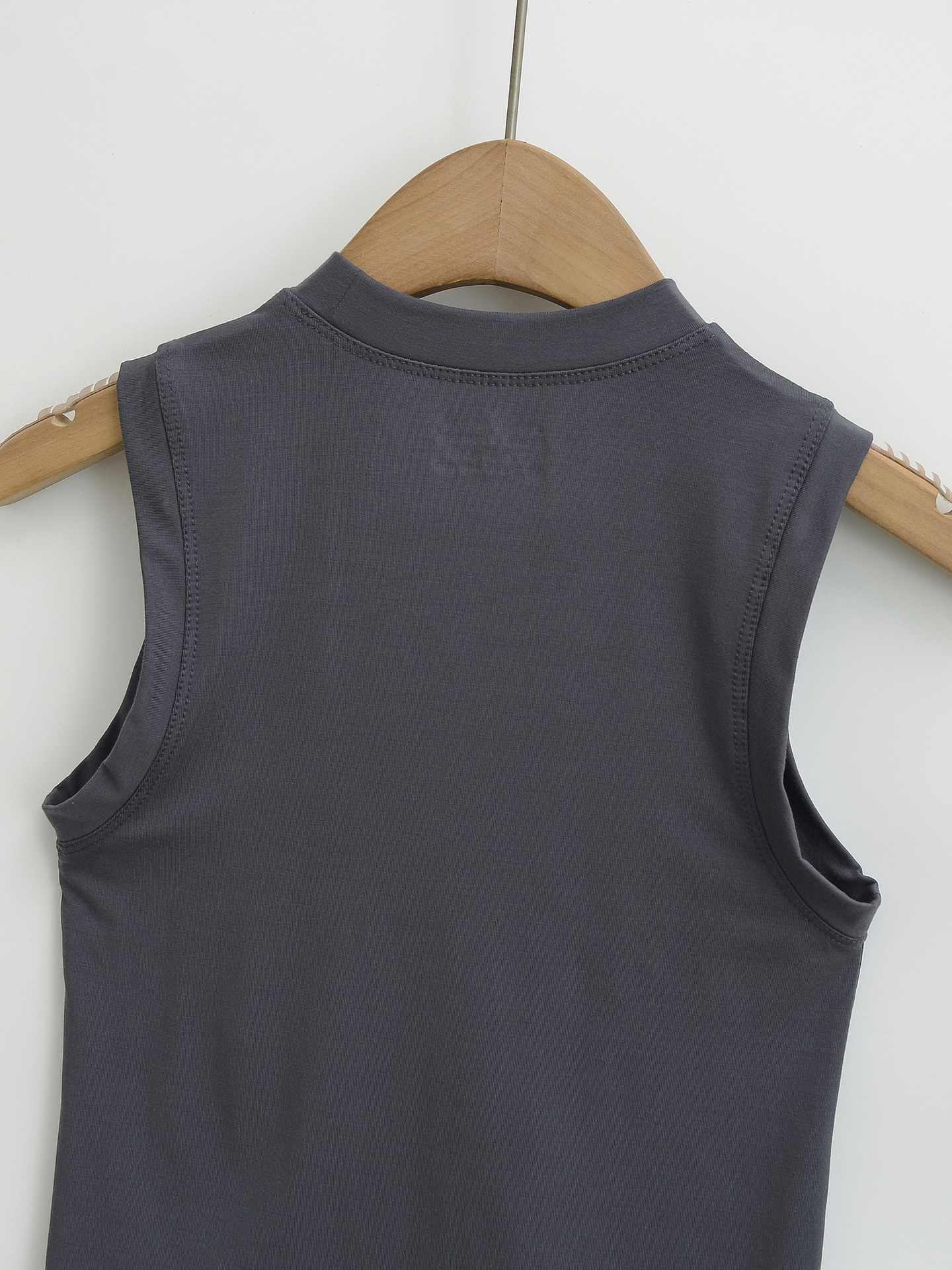 Elastic Fitted Body-Shaping Camisole with Round Neck and Sleeveless Design