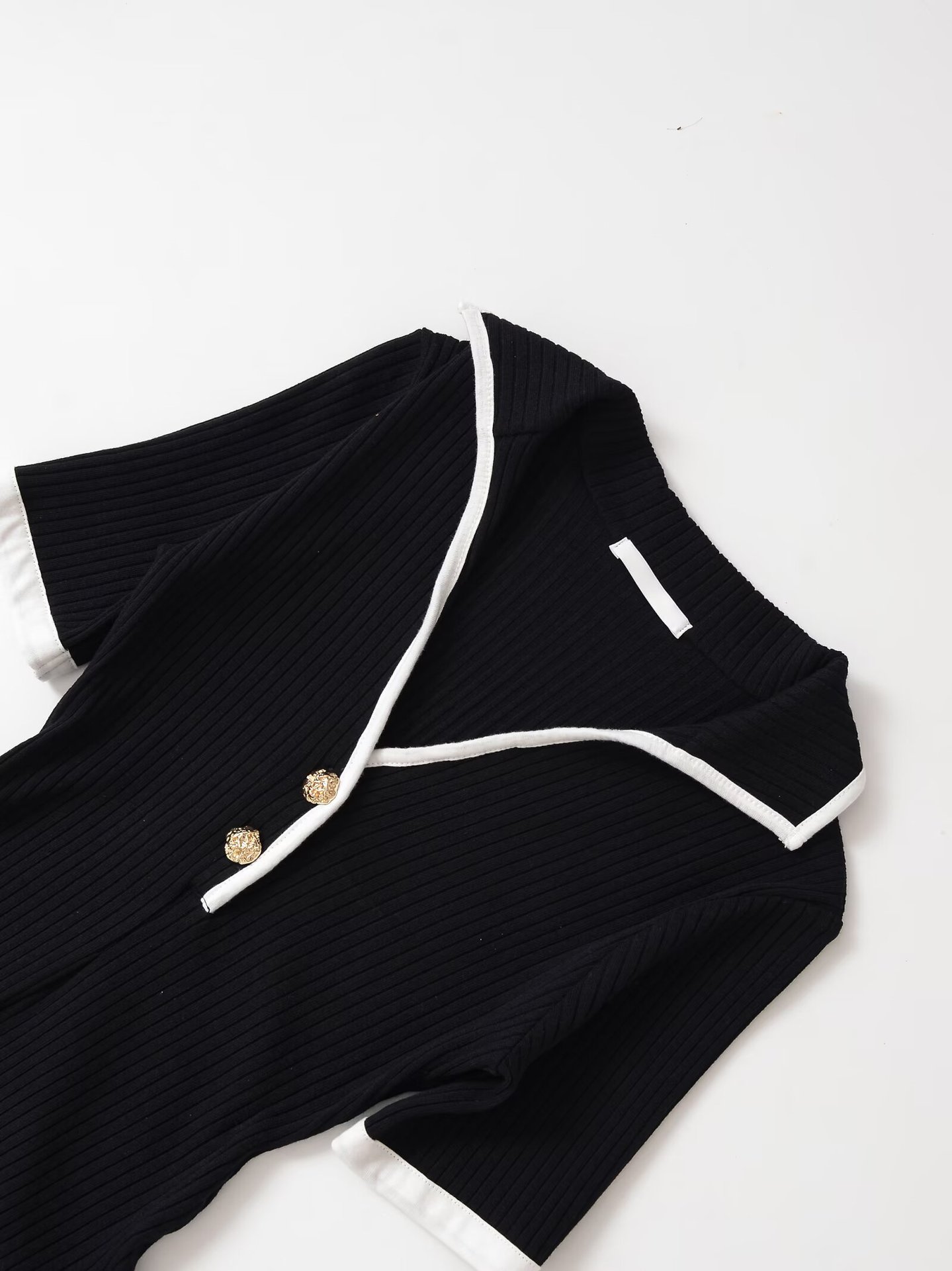 V-neck short sleeved contrasting border short knit dress