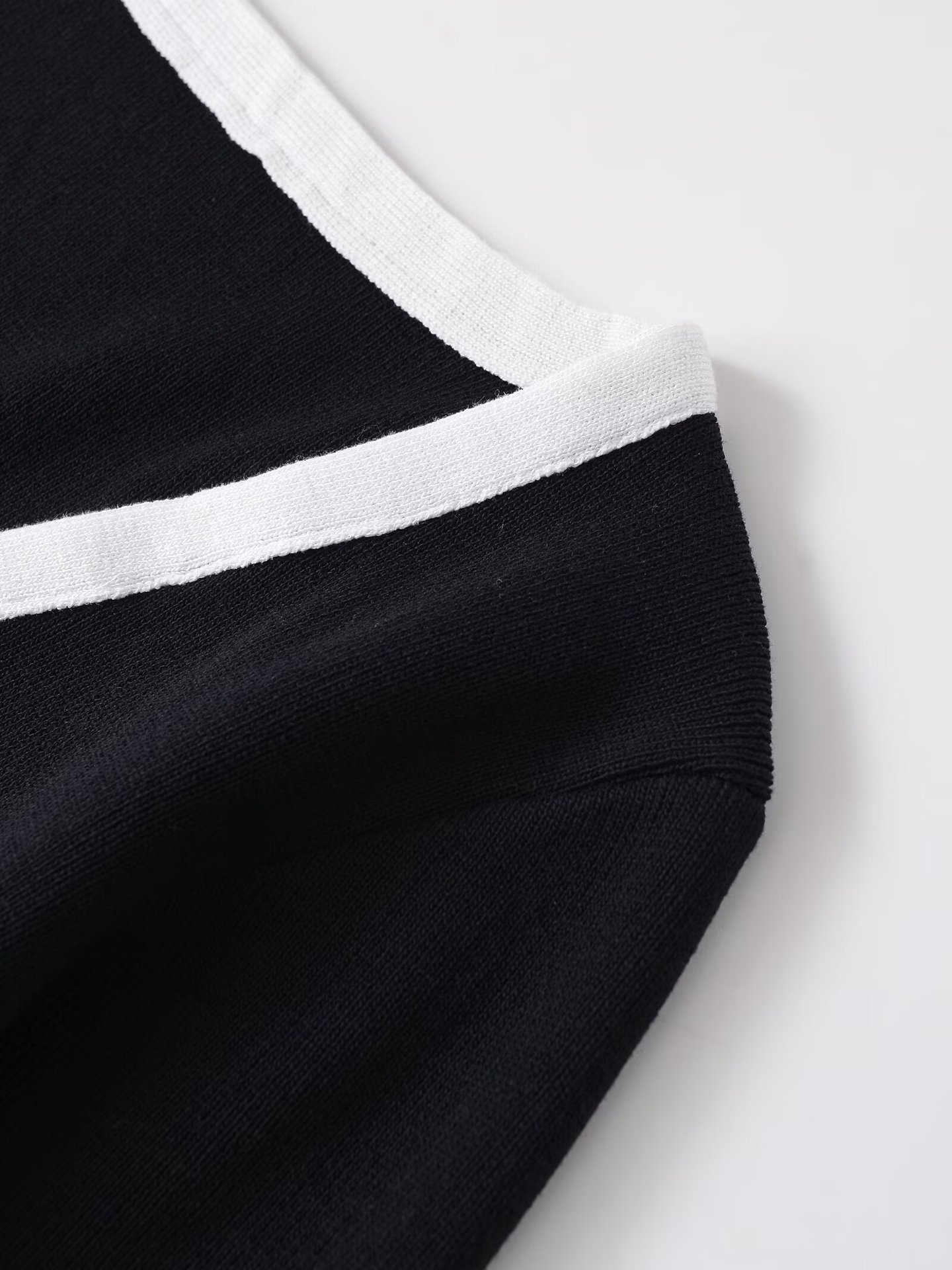V-neck long sleeved soft contrasting cardigan