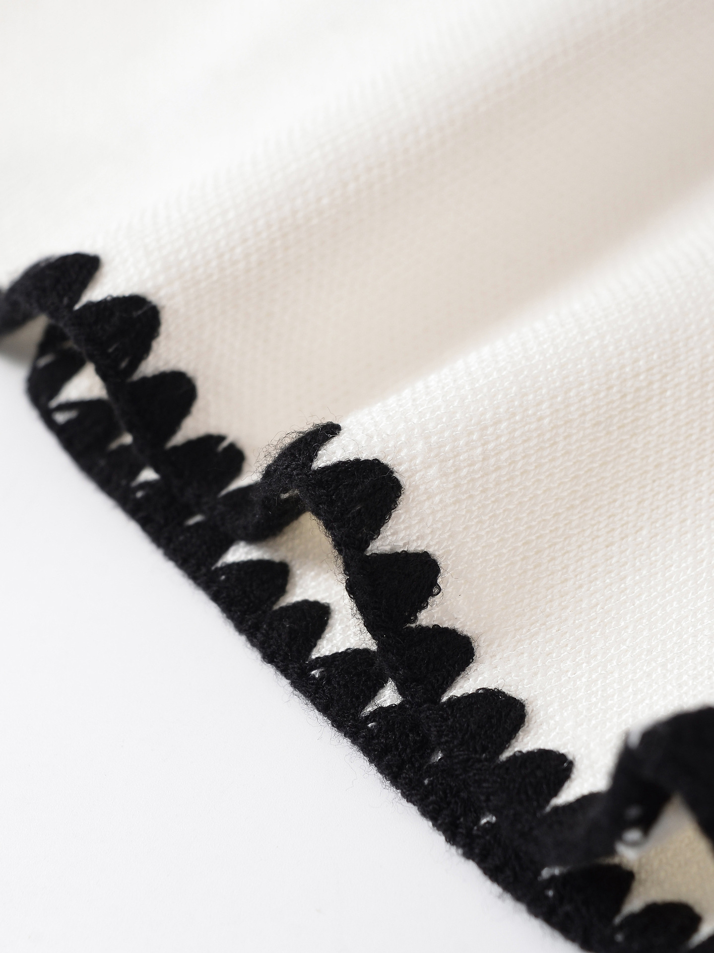 Fashion Round Neck Color Block Embroidery Knitted Vest