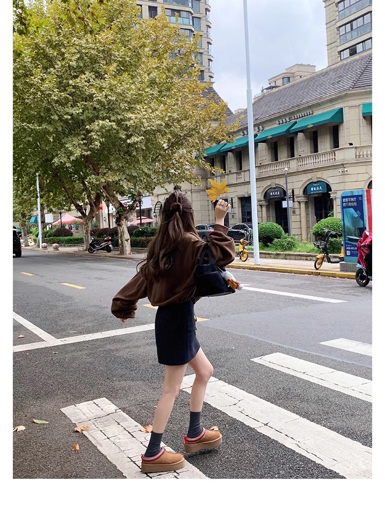 Supermodel celebrities wear the same low cut ethnic wind and snow boots for women, with one foot on plush shoes and thick soled cotton slippers for autumn and winter