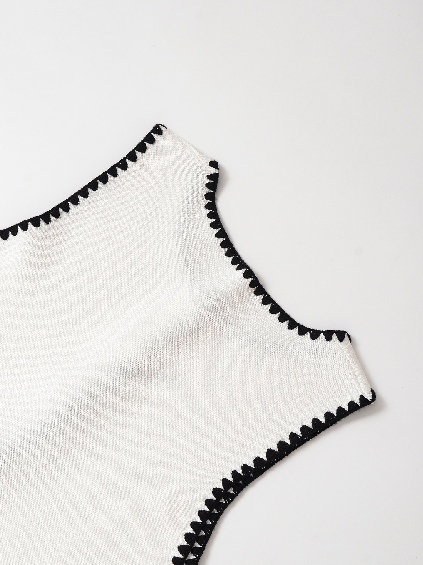 Fashion Round Neck Color Block Embroidery Knitted Vest