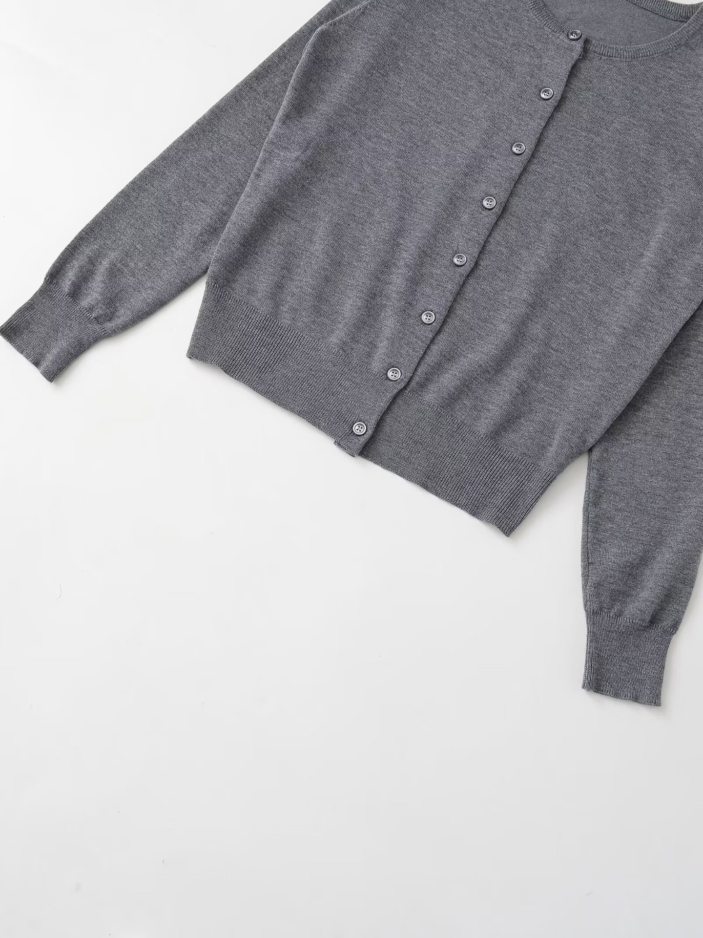 Solid color round neck flat needle jacket