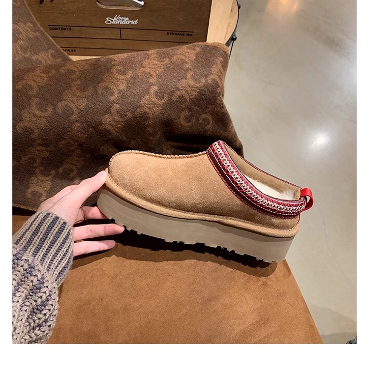 Supermodel celebrities wear the same low cut ethnic wind and snow boots for women, with one foot on plush shoes and thick soled cotton slippers for autumn and winter