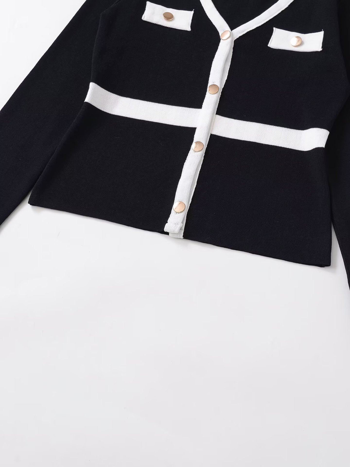 V-neck long sleeved soft contrasting cardigan
