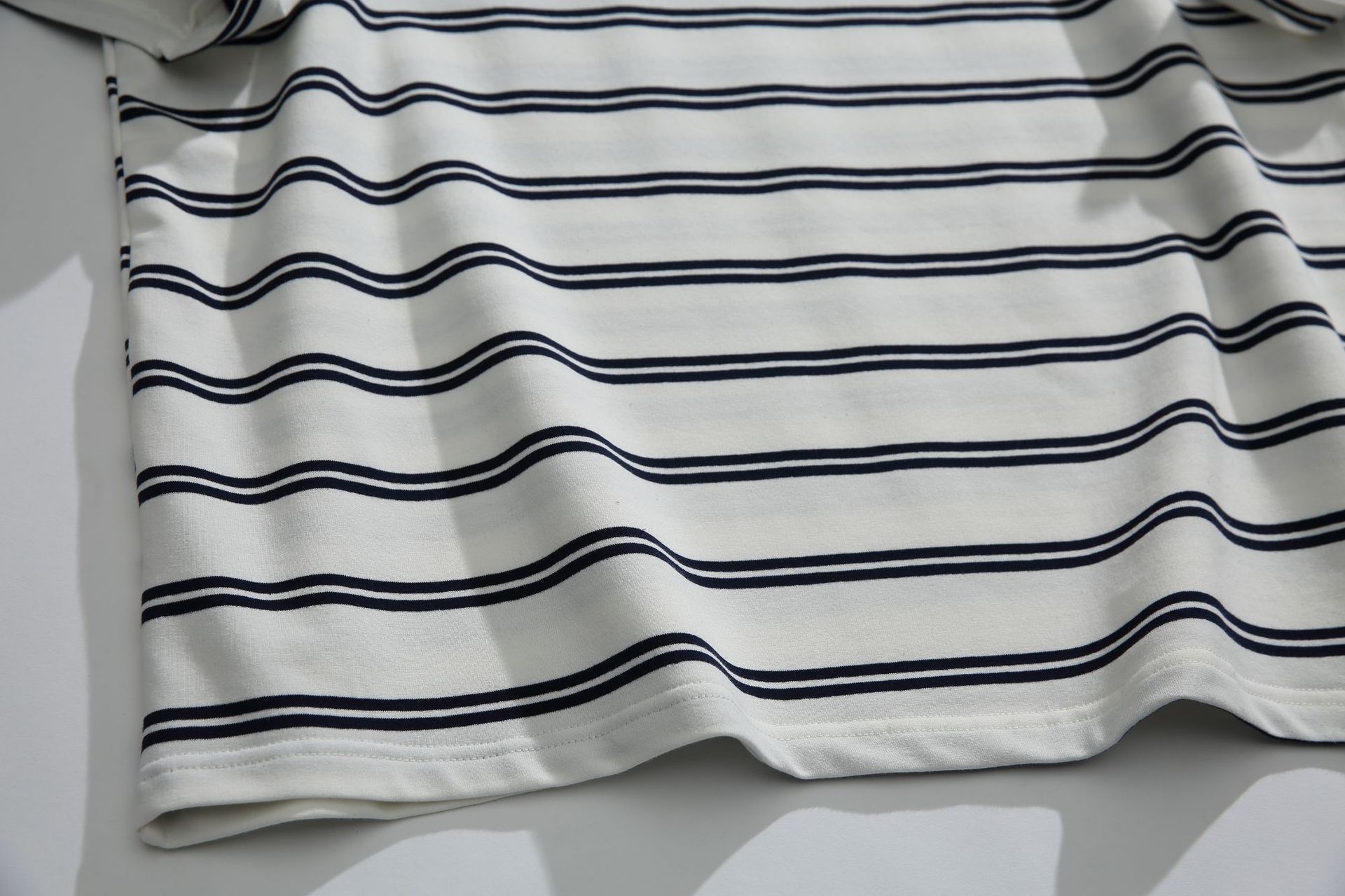 Color blocking striped round neck short sleeved casual T-shirt for men and women