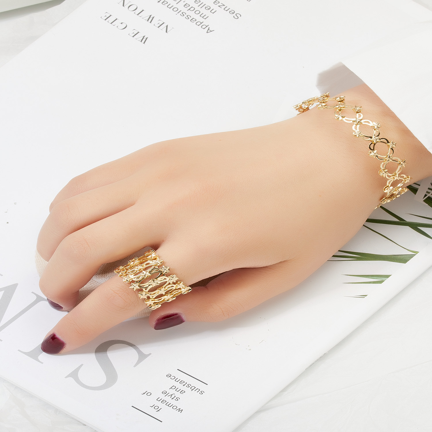 A dual-purpose stretch deformation adjustable ring bracelet of Magic Tiktok net red from stock