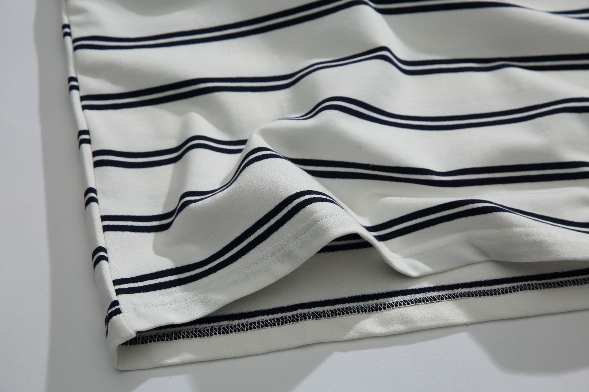 Color blocking striped round neck short sleeved casual T-shirt for men and women