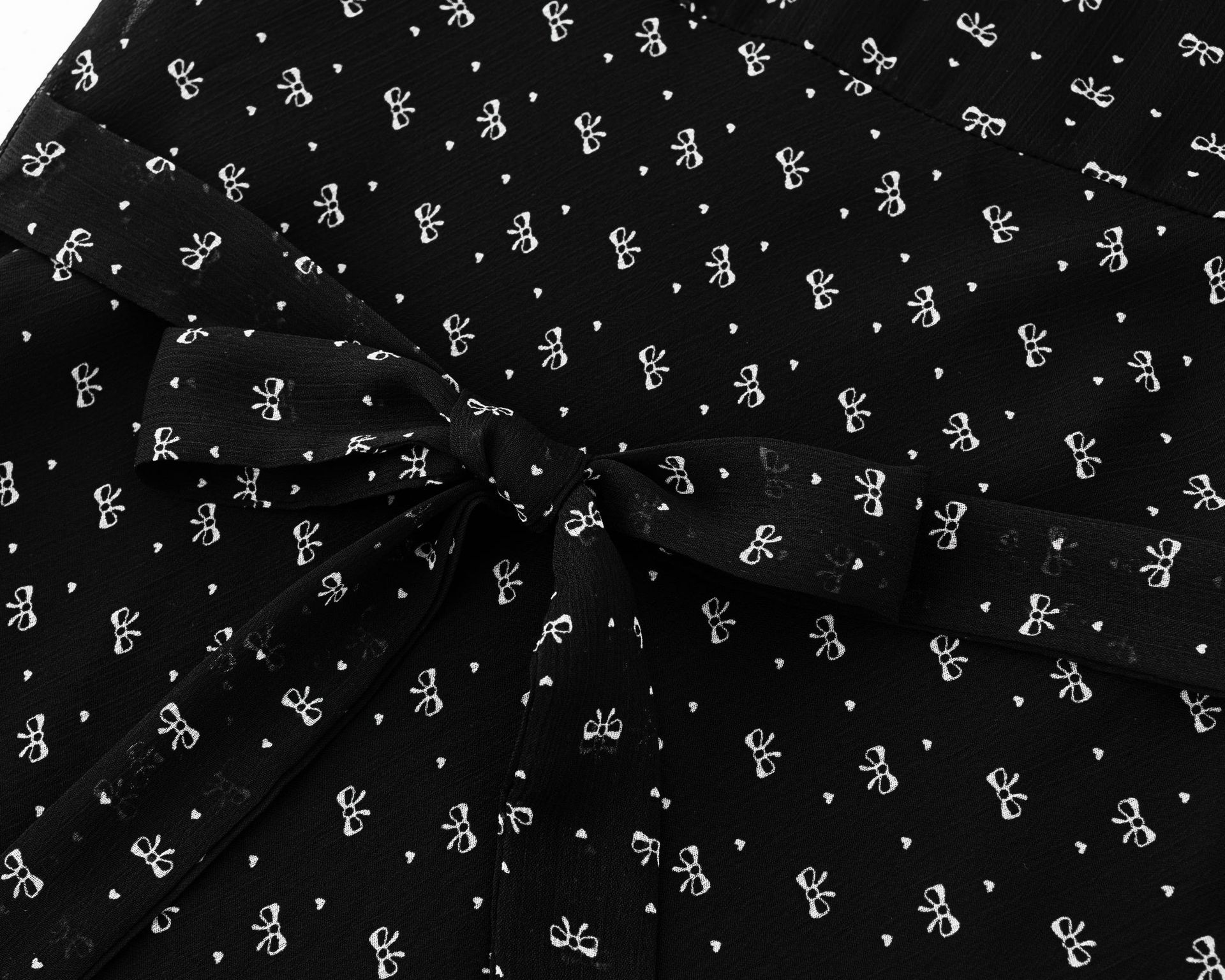 Black Base Floral Leaf Hemline Small Flutter Sleeve Waist-tightening Dress