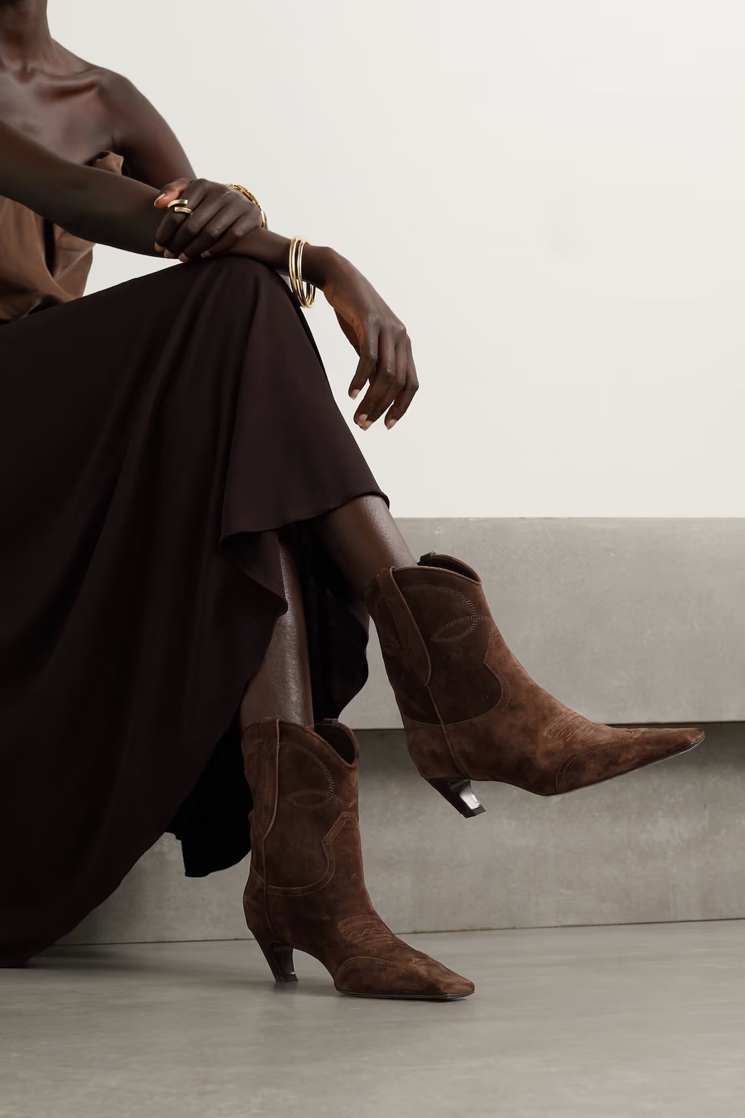 Pointy toe Chelsea Ankle Boots Woman High Quality Embroidery Suede Kitten Heel Short Boots Cowboy Fashion Week Brand Boots Woman