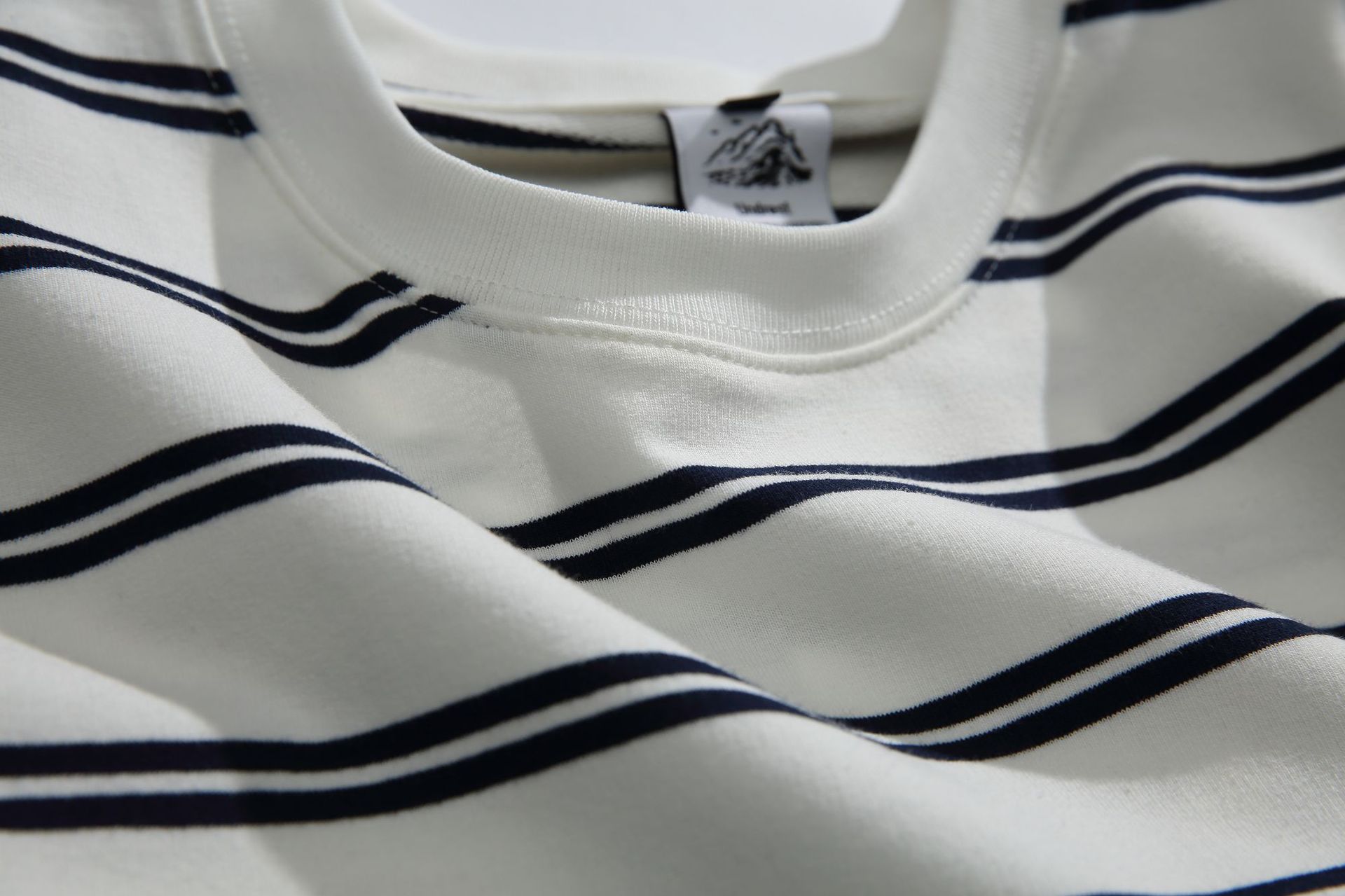 Color blocking striped round neck short sleeved casual T-shirt for men and women