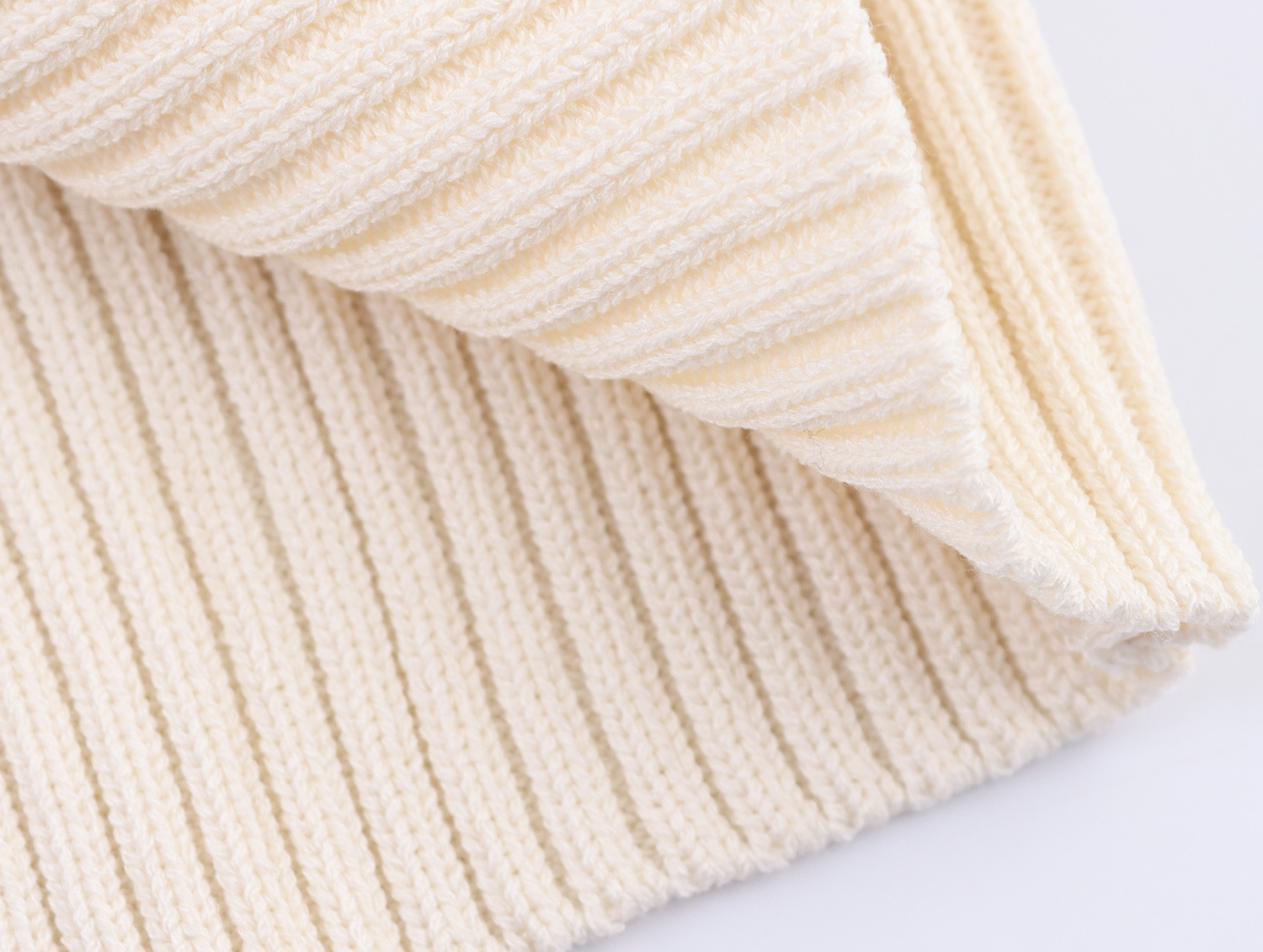 V-neck sleeveless single breasted sweater with belt and knitted top for women