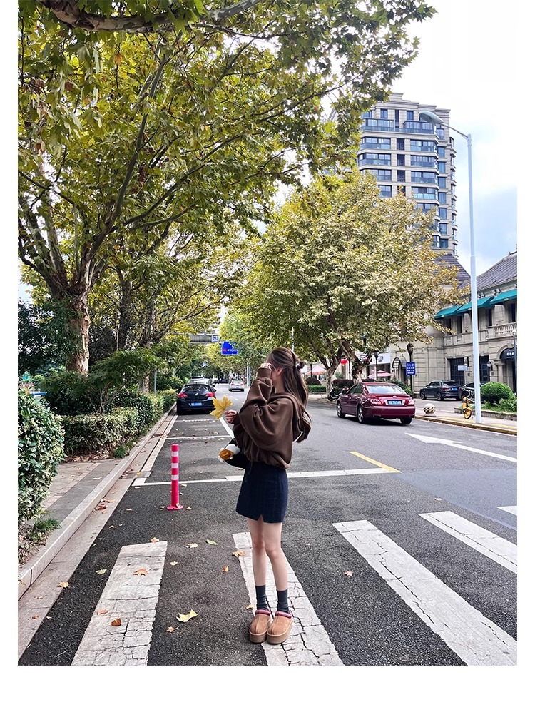 Supermodel celebrities wear the same low cut ethnic wind and snow boots for women, with one foot on plush shoes and thick soled cotton slippers for autumn and winter