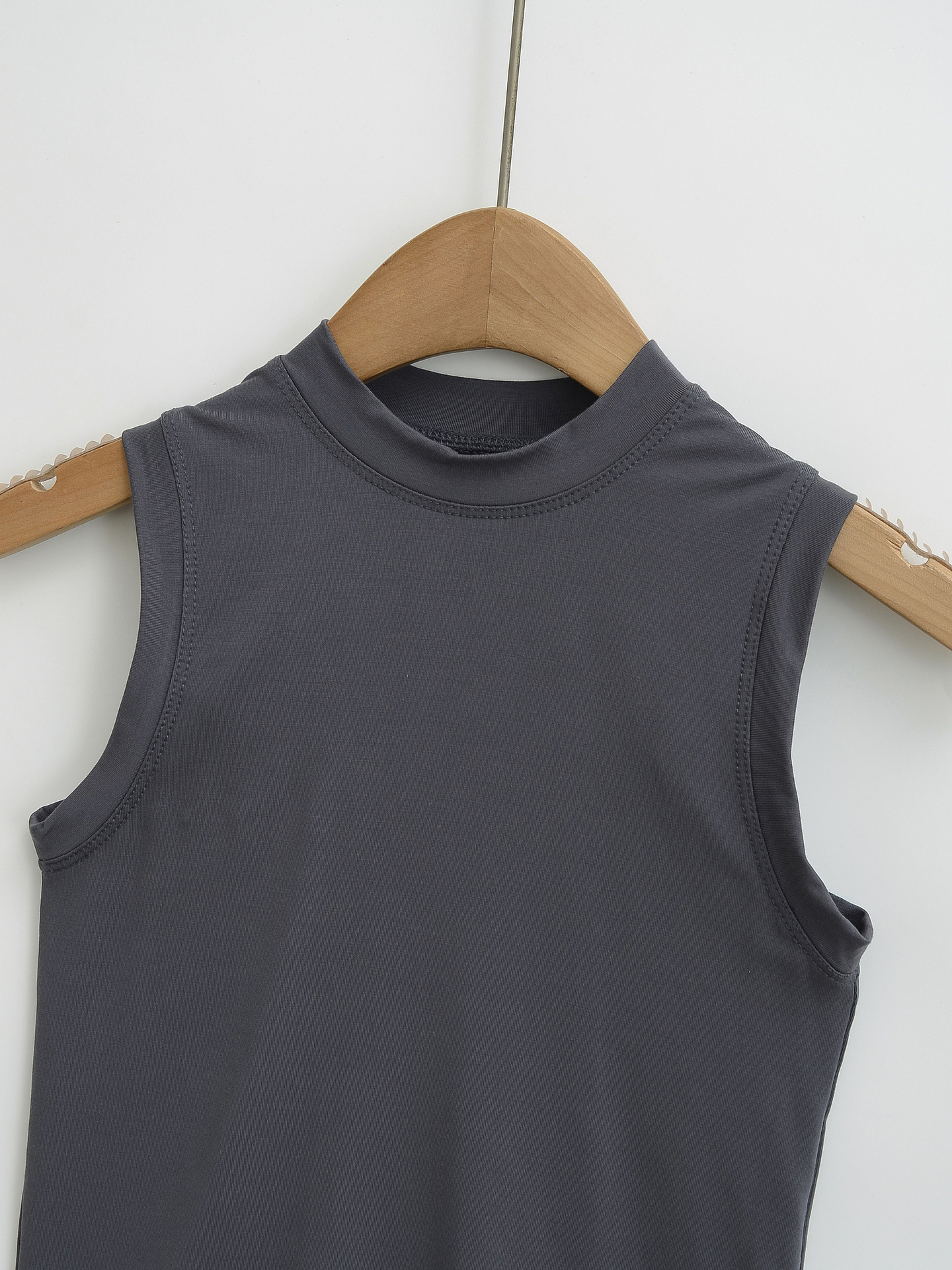 Elastic Fitted Body-Shaping Camisole with Round Neck and Sleeveless Design