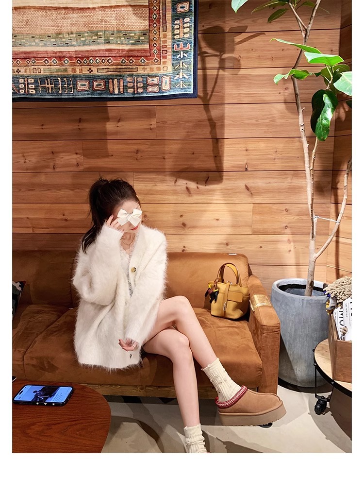 Supermodel celebrities wear the same low cut ethnic wind and snow boots for women, with one foot on plush shoes and thick soled cotton slippers for autumn and winter