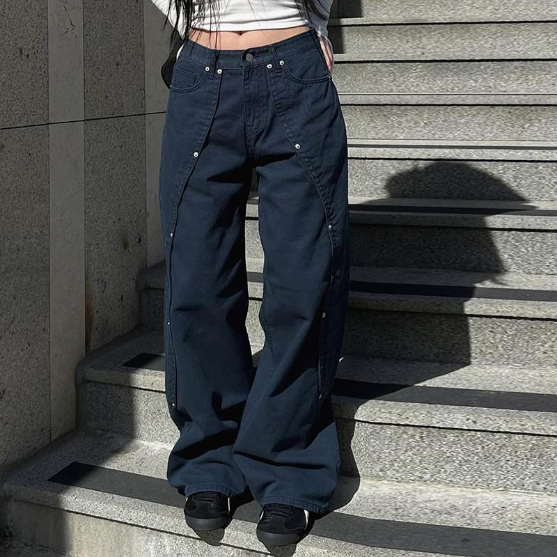 Retro rivet splicing design for split jeans