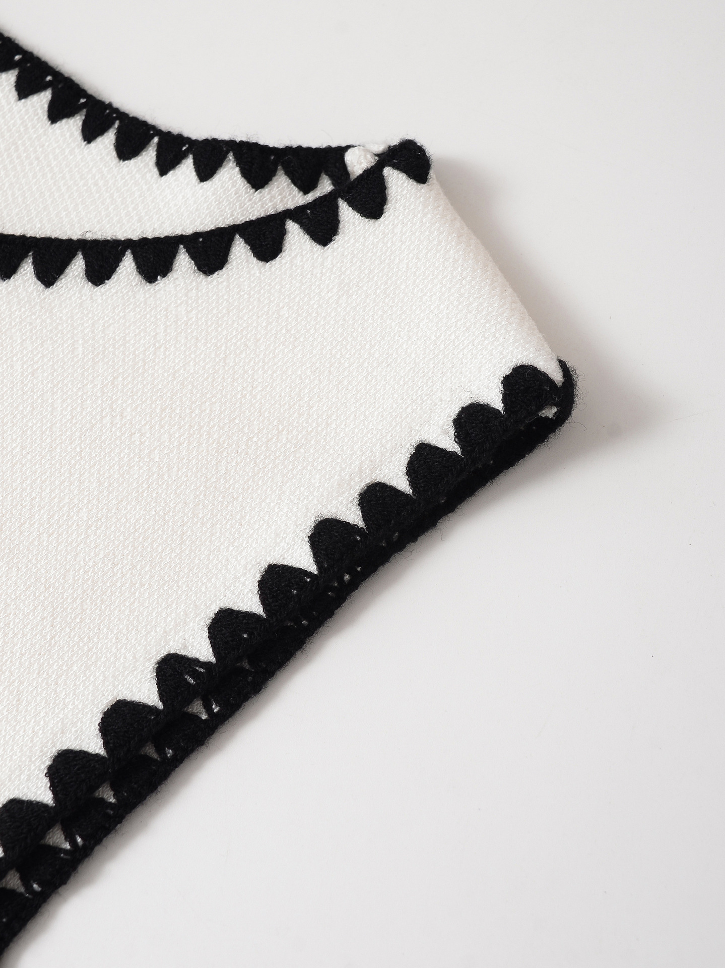 Fashion Round Neck Color Block Embroidery Knitted Vest