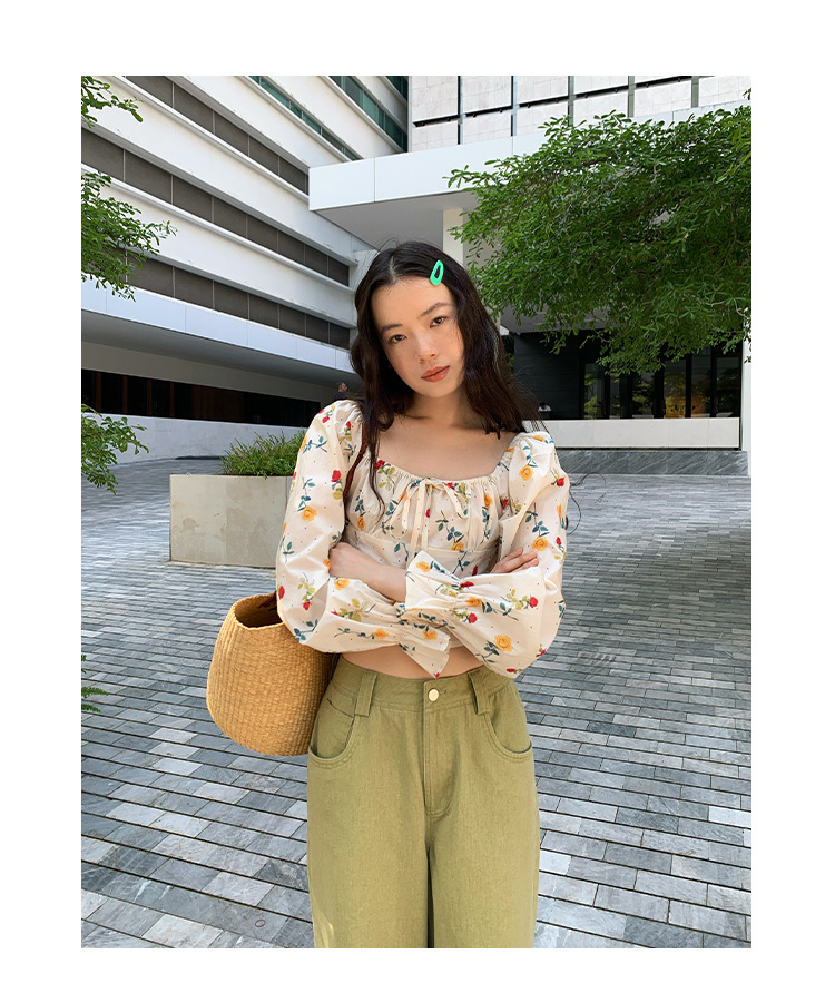 U-Neck Breezy Fragmented Blossom Body-Hugging Cropped Top