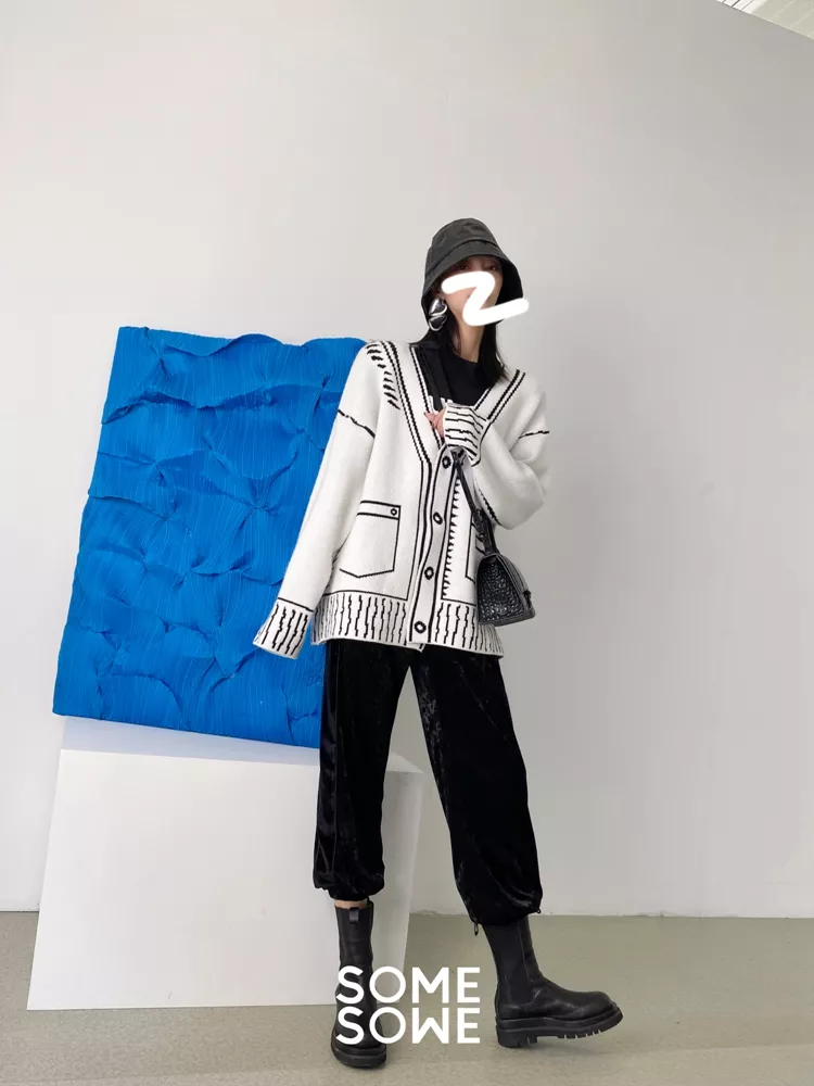 Ladies Oversized Graphic Deep V Acrylic Cardigan