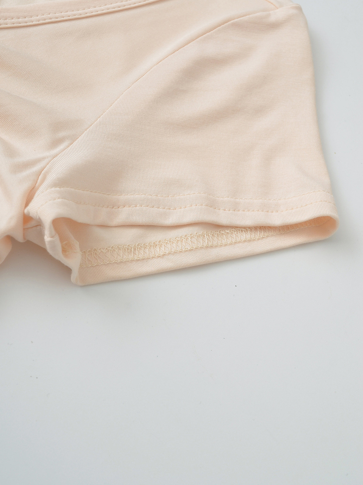 V-neck ribbon pleated slim fit short sleeved T-shirt