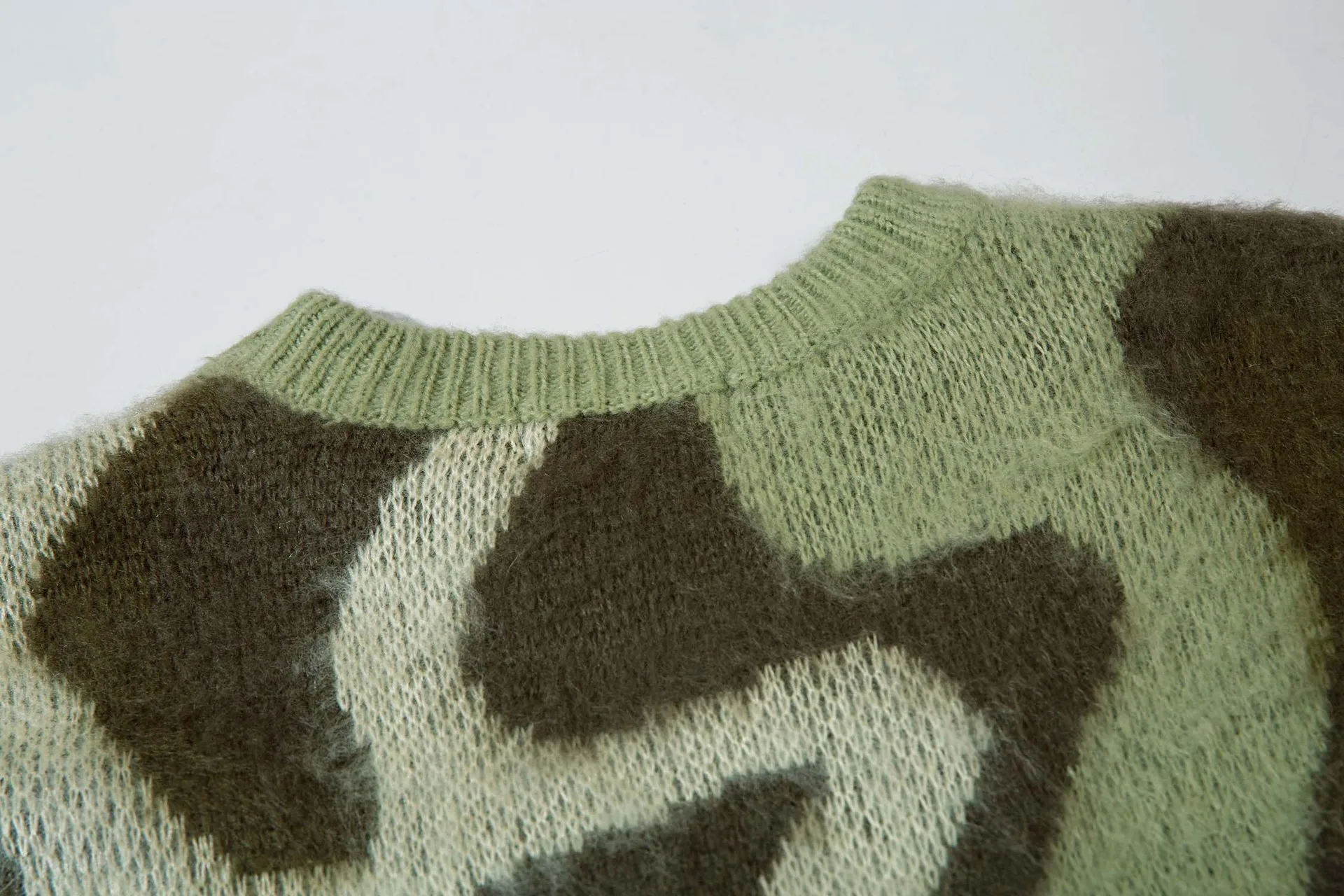 Men's Relaxed Fit Colorblock Crew Neck Sweater