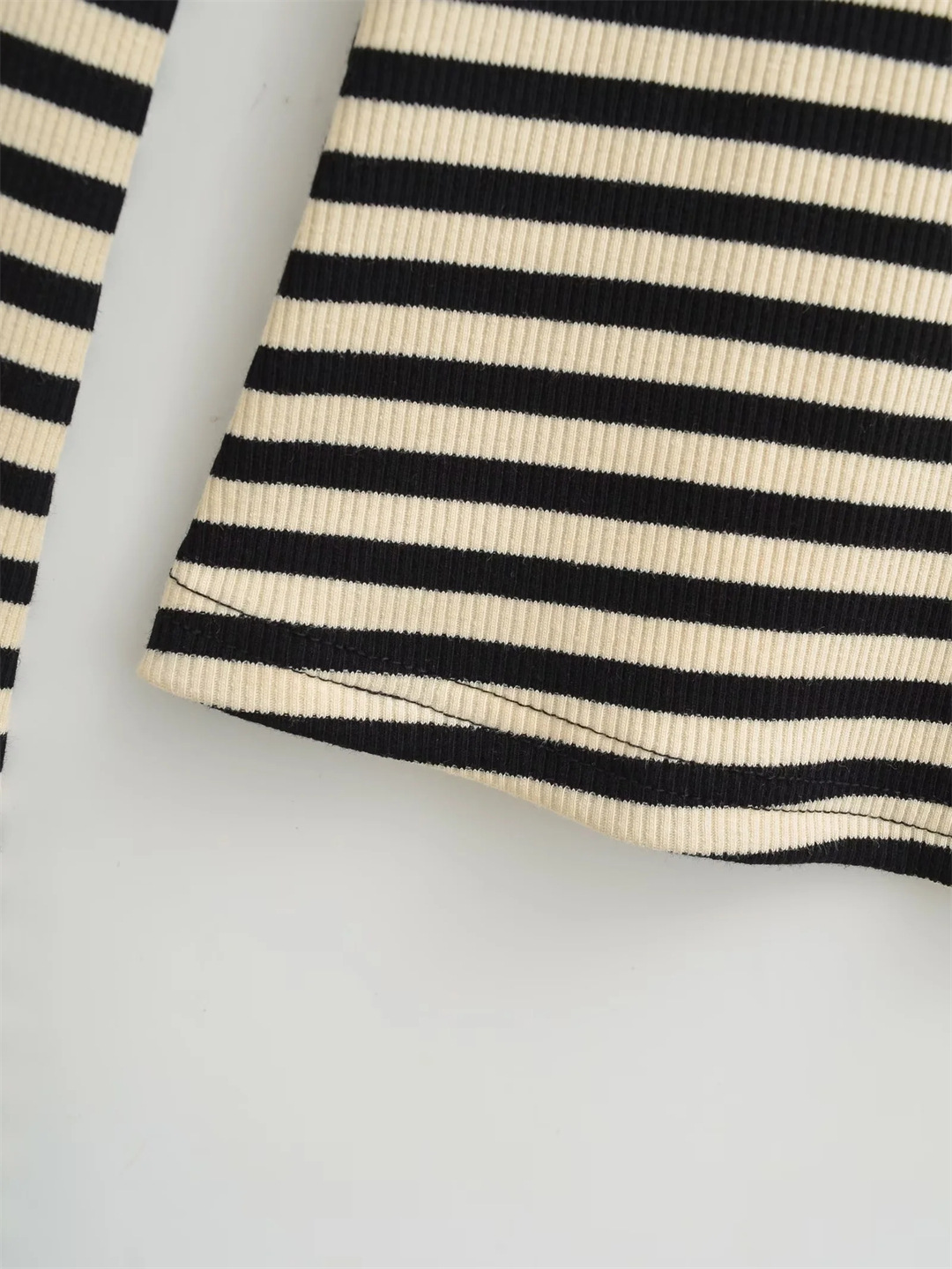 Flirty Boxy Neckline Arm-Length Striped Body