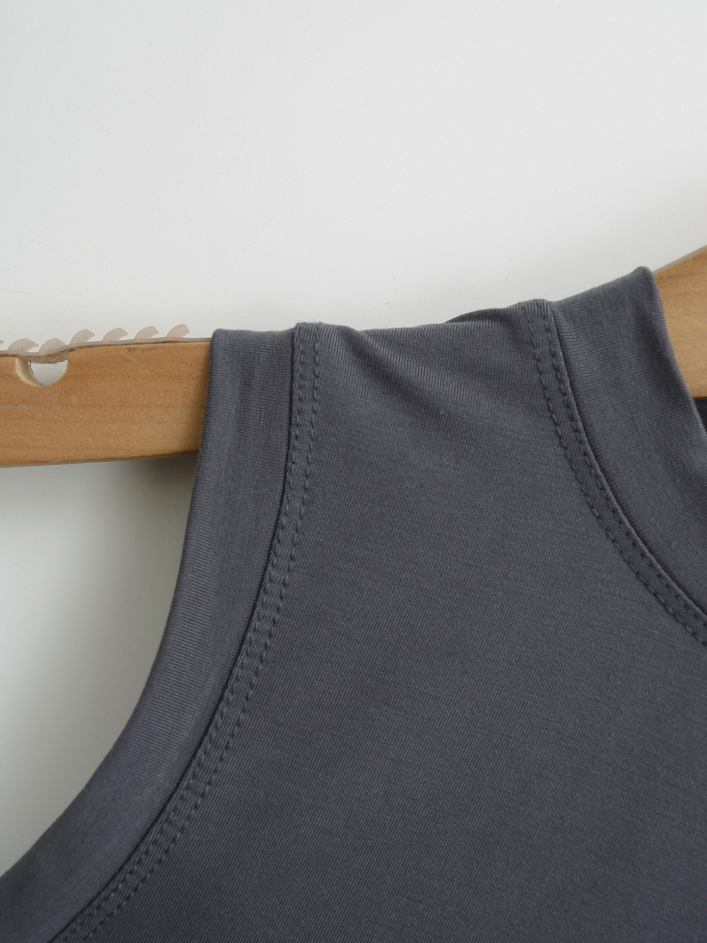 Elastic Fitted Body-Shaping Camisole with Round Neck and Sleeveless Design