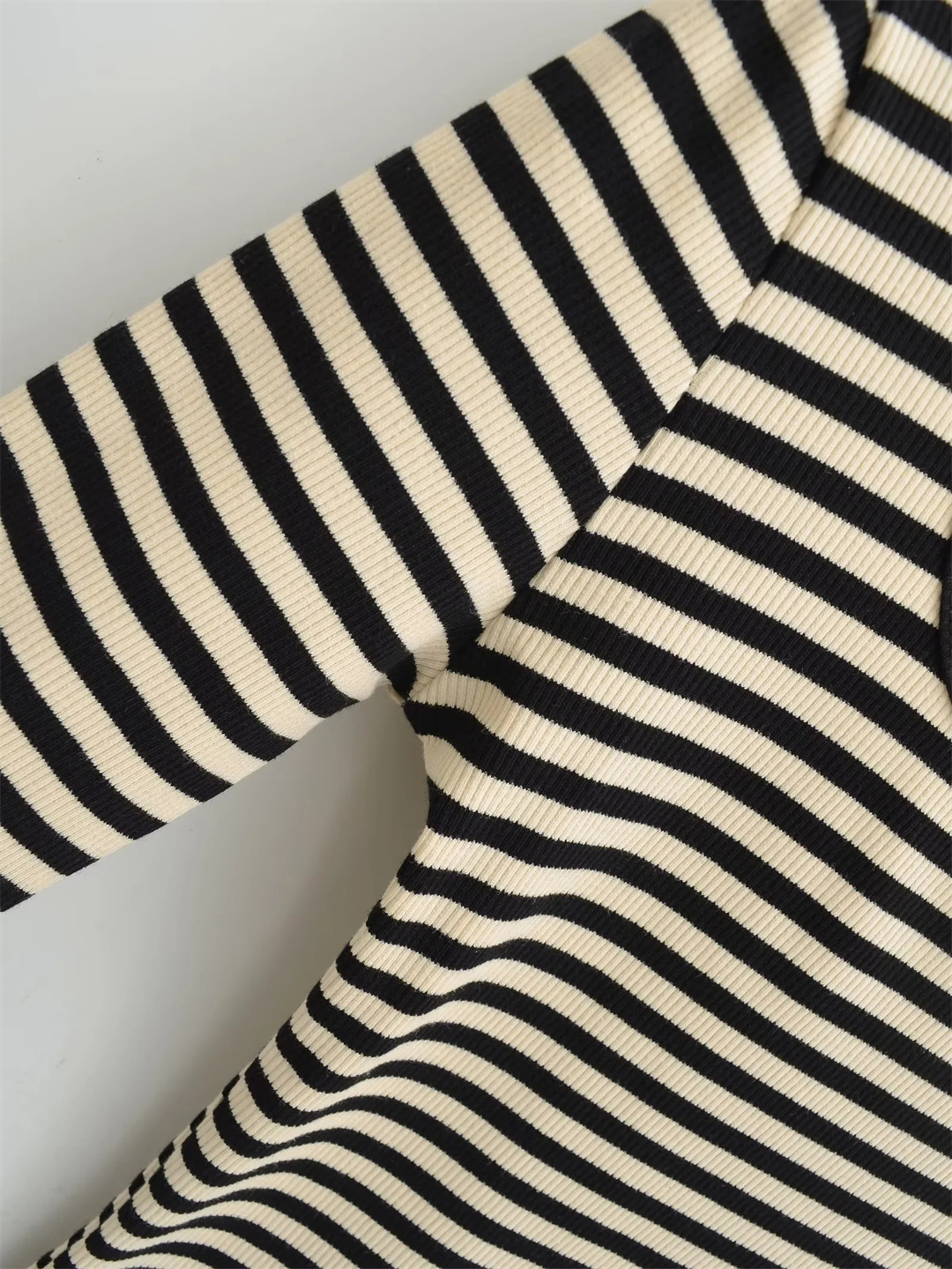 Flirty Boxy Neckline Arm-Length Striped Body