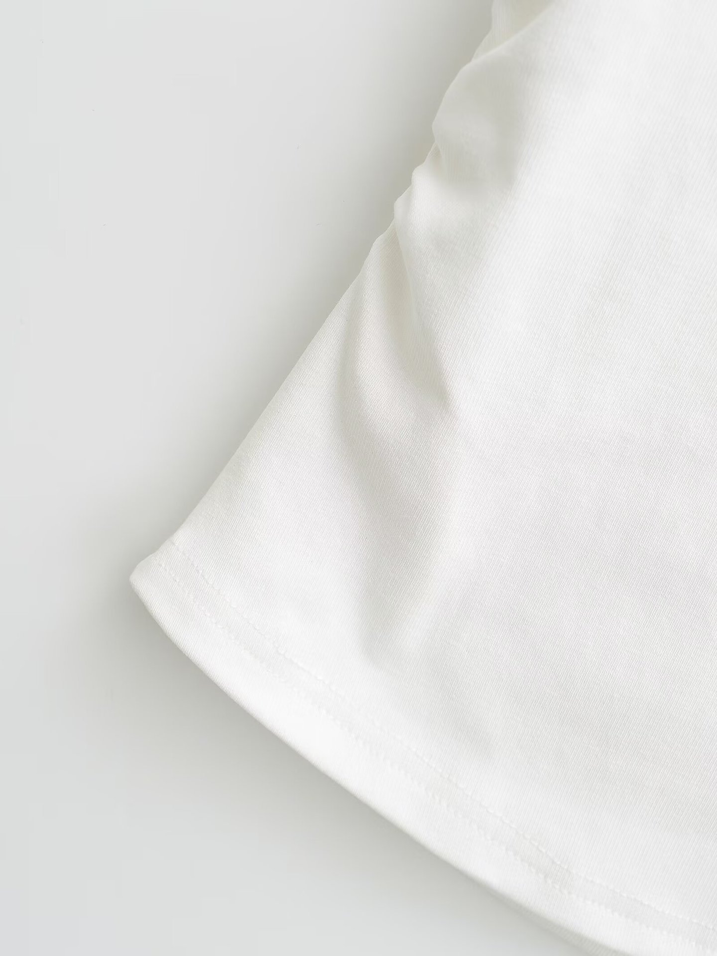 V-neck short sleeved T-shirt top