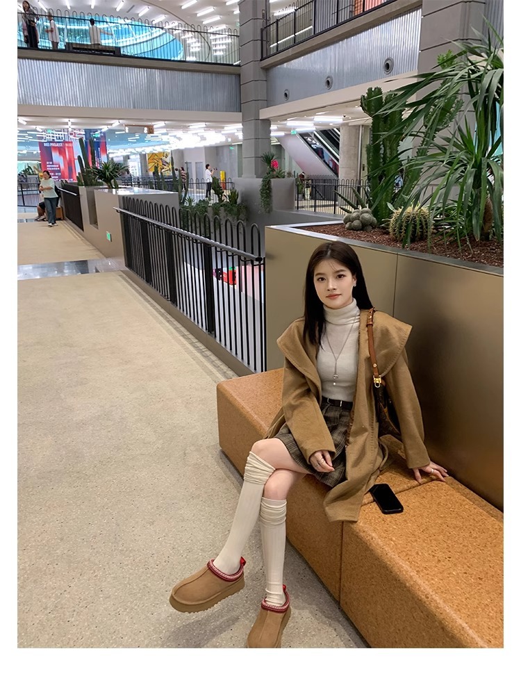 Supermodel celebrities wear the same low cut ethnic wind and snow boots for women, with one foot on plush shoes and thick soled cotton slippers for autumn and winter
