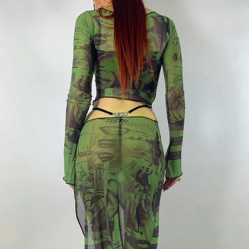 Round neck long sleeved printed top with exposed navel and side opening casual women's top
