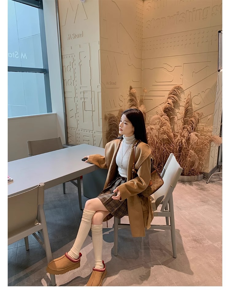 Supermodel celebrities wear the same low cut ethnic wind and snow boots for women, with one foot on plush shoes and thick soled cotton slippers for autumn and winter